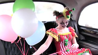 Clown babe spuit en neukt in nep taxi