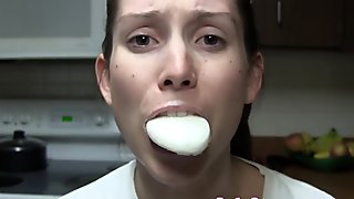 Lelu Love-πρώτο πρόσωπο της γυναίκας σαπούνι στο στόμα